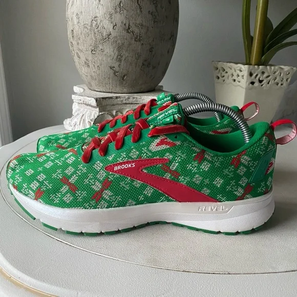 Brooks Revel 4 Run Merry Ugly Christmas Sweater Running  display picture 1